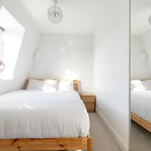  Apartment Modern 1 Bed Flat 2 Mins Walk From Restaurants Bars Clubs & Beach! Wow!