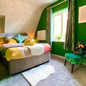  Apartment Stylish Beachside Haven: 2-bedroom Near